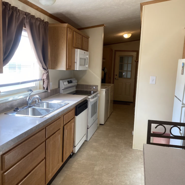 3/2 Skyline Royal Manor #215 – Lapeer, MI