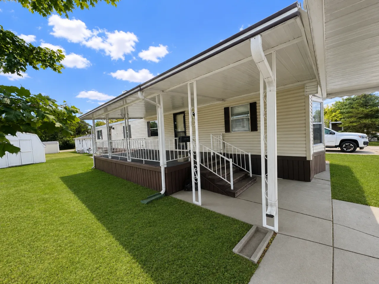 525 exterior 2/2 Forest Ridge #525 – Mt. Morris, MI